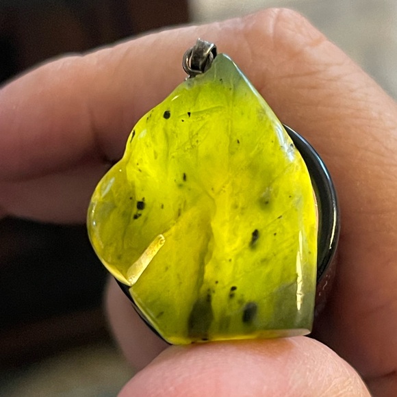 Natural nephrite jade hand carved large horse pendant & silver tone metal chain - Picture 2 of 7